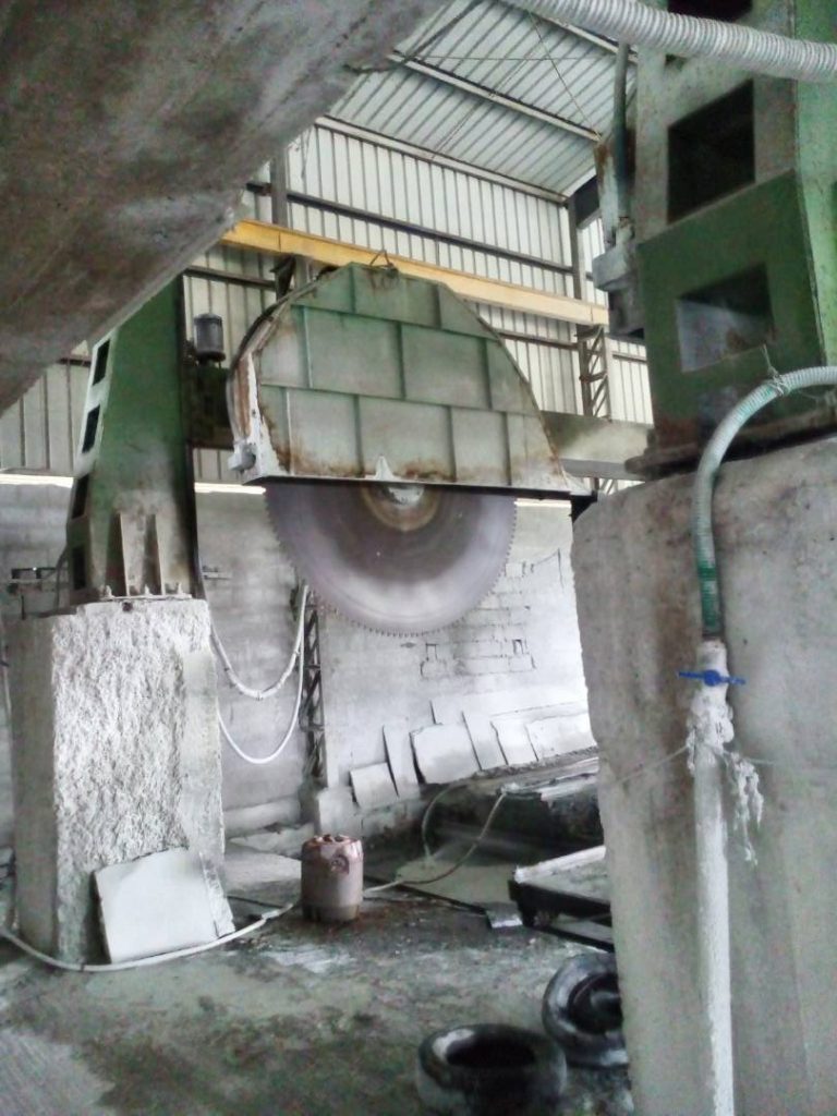 Granite cutting machine