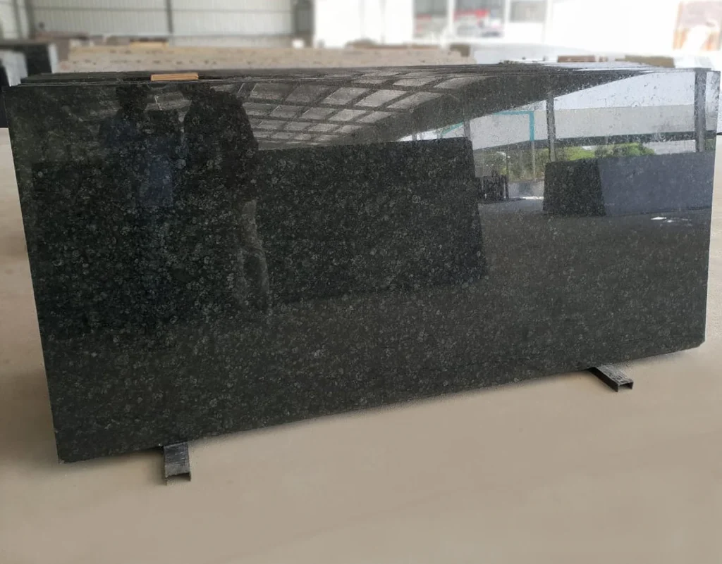 Green pearl granite cutterslab